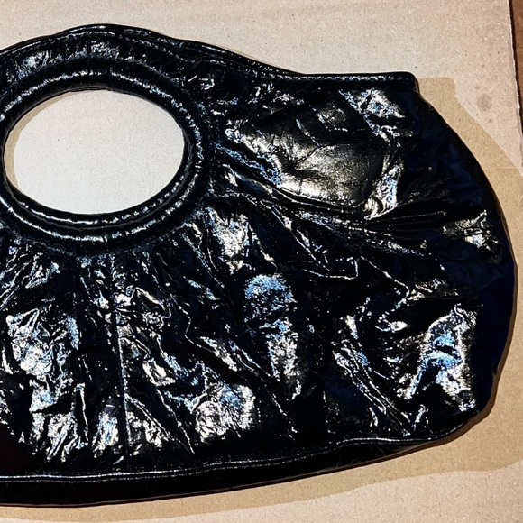 Black Crinkled Glossed Handbag Purse - Picture 2 of 3